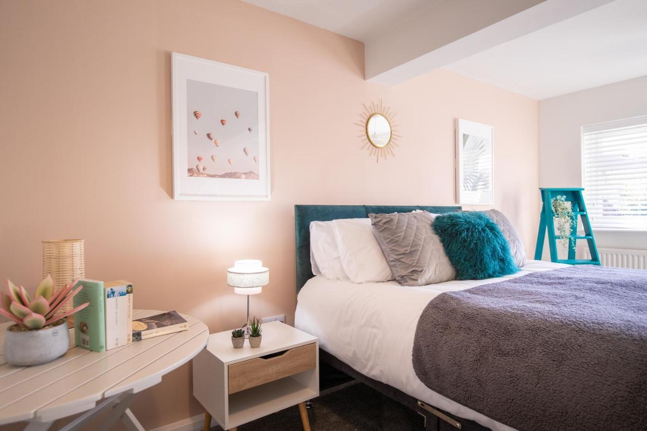 Saltbox Properties- Large!! 3 Bed, 3 Bath House, Parking, Fast Wifi, Town Centre Location! Sleeps 6 Ashby-de-la-Zouch エクステリア 写真